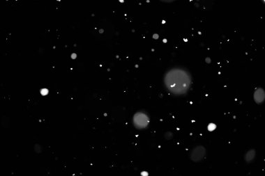 Kar fırtınası doku. Siyah arka plan, ışıkları bokeh vurdu kar taneleri havada uçan