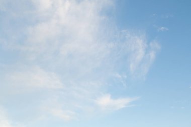 Beyaz bulutlu mavi gökyüzü, doğa arkaplan