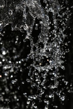 bir karanlık bokeh arka plan üstünde su damlaları