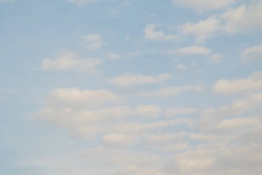 mavi gökyüzünde bulutlar ile doğal görünümü