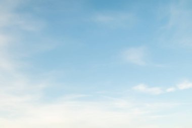 Mavi gökyüzü ve beyaz bulutlar