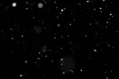 Kar fırtınası doku. Siyah arka plan, ışıkları bokeh vurdu kar taneleri havada uçan