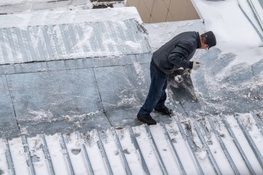 bir süpürge ile kar adam süpürür