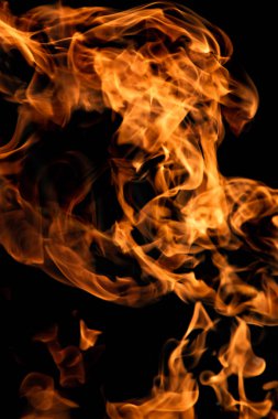 alevler siyah arkaplanda