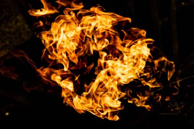 alevler siyah arkaplanda