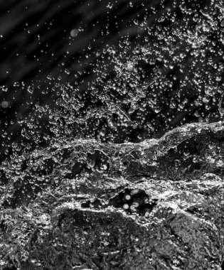 bir karanlık bokeh arka plan üstünde su damlaları