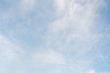 Beyaz bulutlu mavi gökyüzü, doğa arkaplan