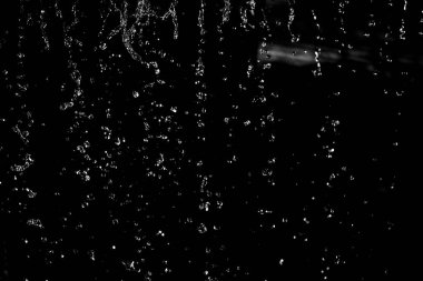 İçinde karanlık bir uçuş, ufuk bokeh su damlaları ile su sıçrama.