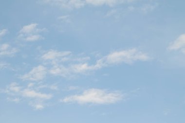 mavi gökyüzünde bulutlar ile doğal görünümü