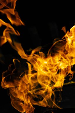 alevler siyah arkaplanda