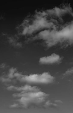 Siyah arkaplanda bulutlar
