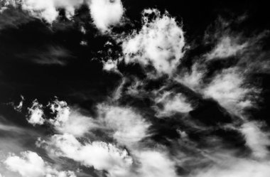 Siyah arkaplanda bulutlar