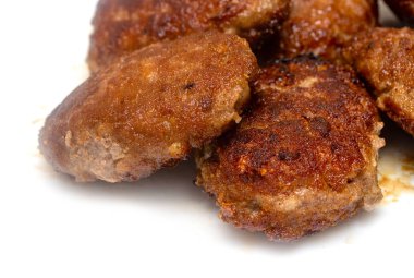 beyaz bir arka plan üzerinde kızarmış köfte