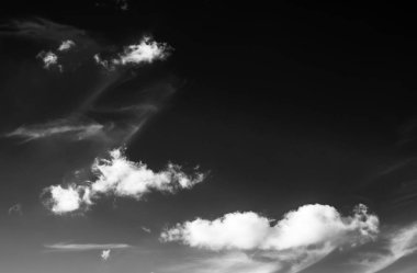 Siyah arkaplanda bulutlar