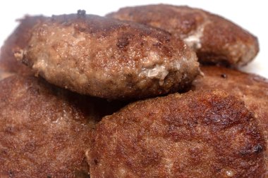 beyaz bir arka plan üzerinde kızarmış köfte