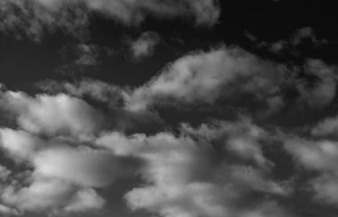 Siyah arkaplanda bulutlar