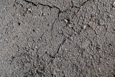 Eski asfalt arka plan ile bir çatlamak