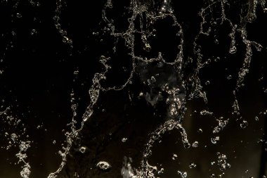 İçinde karanlık bir uçuş, ufuk bokeh su damlaları ile su sıçrama.