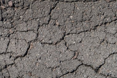Eski asfalt arka plan ile bir çatlamak