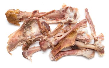 beyaz bir arka plan üzerinde yedikten sonra tavuk kemikleri