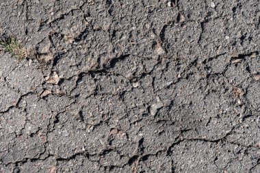 Eski asfalt arka plan ile bir çatlamak