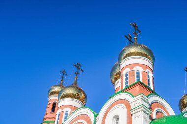 kubbe ile kesiştiği Hıristiyan Tapınağı öğleden sonra gökyüzü