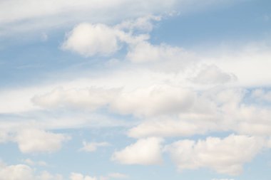 mavi gökyüzünde bulutlar ile doğal görünümü