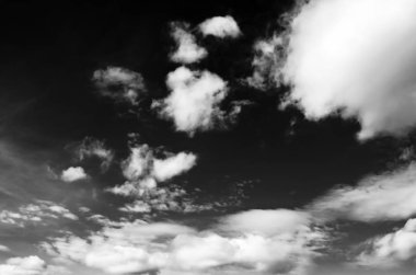 Siyah arkaplanda bulutlar