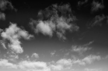 Siyah arkaplanda bulutlar