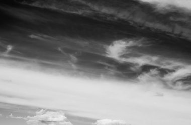 Siyah arkaplanda bulutlar