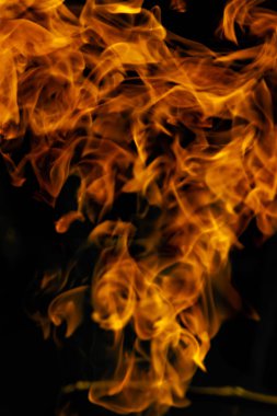 alevler siyah arkaplanda