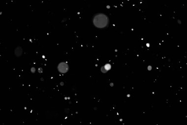 Kar fırtınası doku. Siyah arka plan, ışıkları bokeh vurdu kar taneleri havada uçan