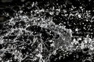 bir karanlık bokeh arka plan üstünde su damlaları