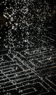 İçinde karanlık bir uçuş, ufuk bokeh su damlaları ile su sıçrama.