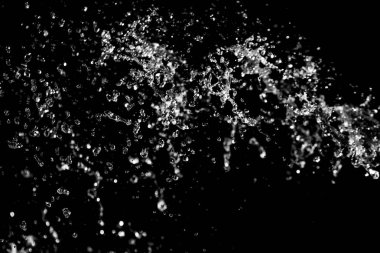 İçinde karanlık bir uçuş, ufuk bokeh su damlaları ile su sıçrama.