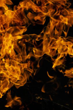 alevler siyah arkaplanda