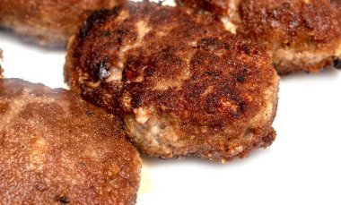 beyaz bir arka plan üzerinde kızarmış köfte