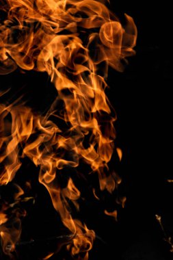 alevler siyah arkaplanda