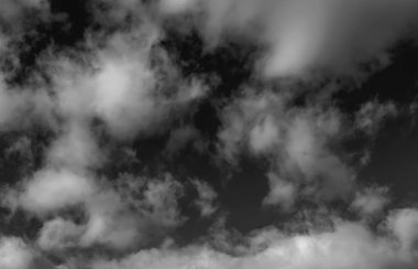 Siyah arkaplanda bulutlar