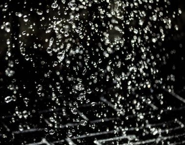 İçinde karanlık bir uçuş, ufuk bokeh su damlaları ile su sıçrama.