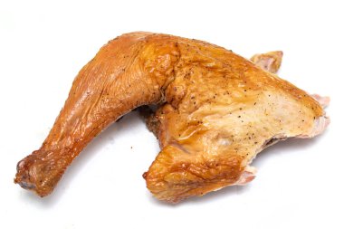 Füme tavuk beyaz zemin üzerine