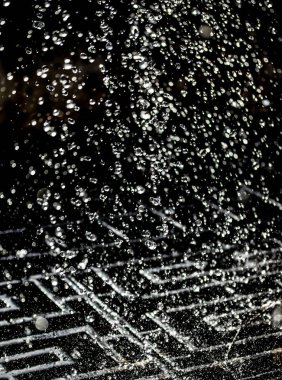 İçinde karanlık bir uçuş, ufuk bokeh su damlaları ile su sıçrama.