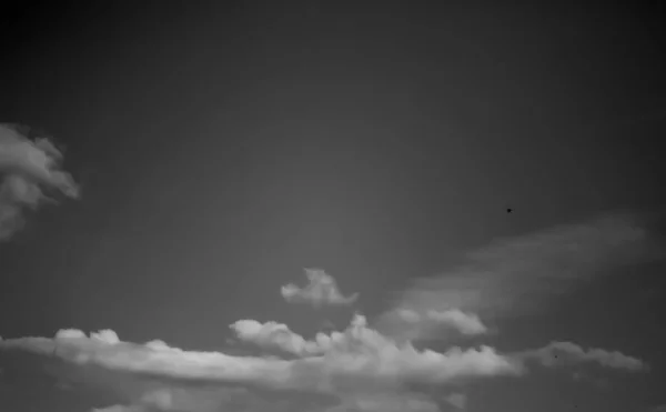 Nuvens Brancas Céu Escuro Monocromático — Fotografia de Stock