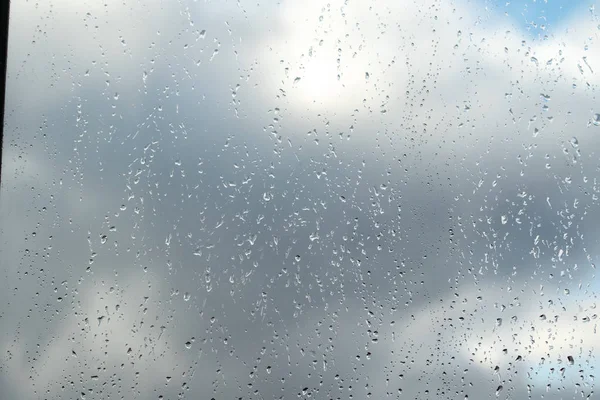 背景玻璃天空上的雨滴 — 图库照片