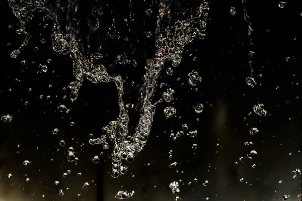 Salpicos Água Escuro Com Uma Gota Água Voando Bokeh Desfocado — Fotografia de Stock