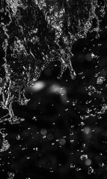 Plusk Wody Ciemności Kropli Wody Pływające Rozmycie Bokeh — Zdjęcie stockowe