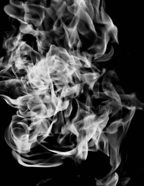 黒の背景に白の煙炎 — ストック写真