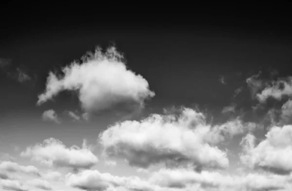 Nuvens Fundo Preto — Fotografia de Stock