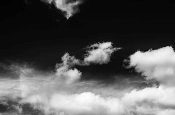 Nuvens Fundo Preto — Fotografia de Stock