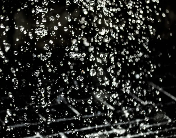 Salpicaduras Agua Oscuridad Con Gotas Agua Volando Bokeh Desenfocado —  Fotos de Stock